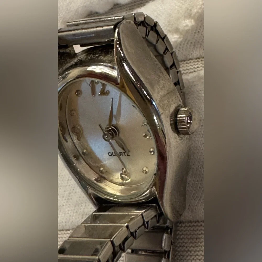 Analog Watch Silver Tone Expansion Stretch Band Oval Shaped Face Women’s Vintage